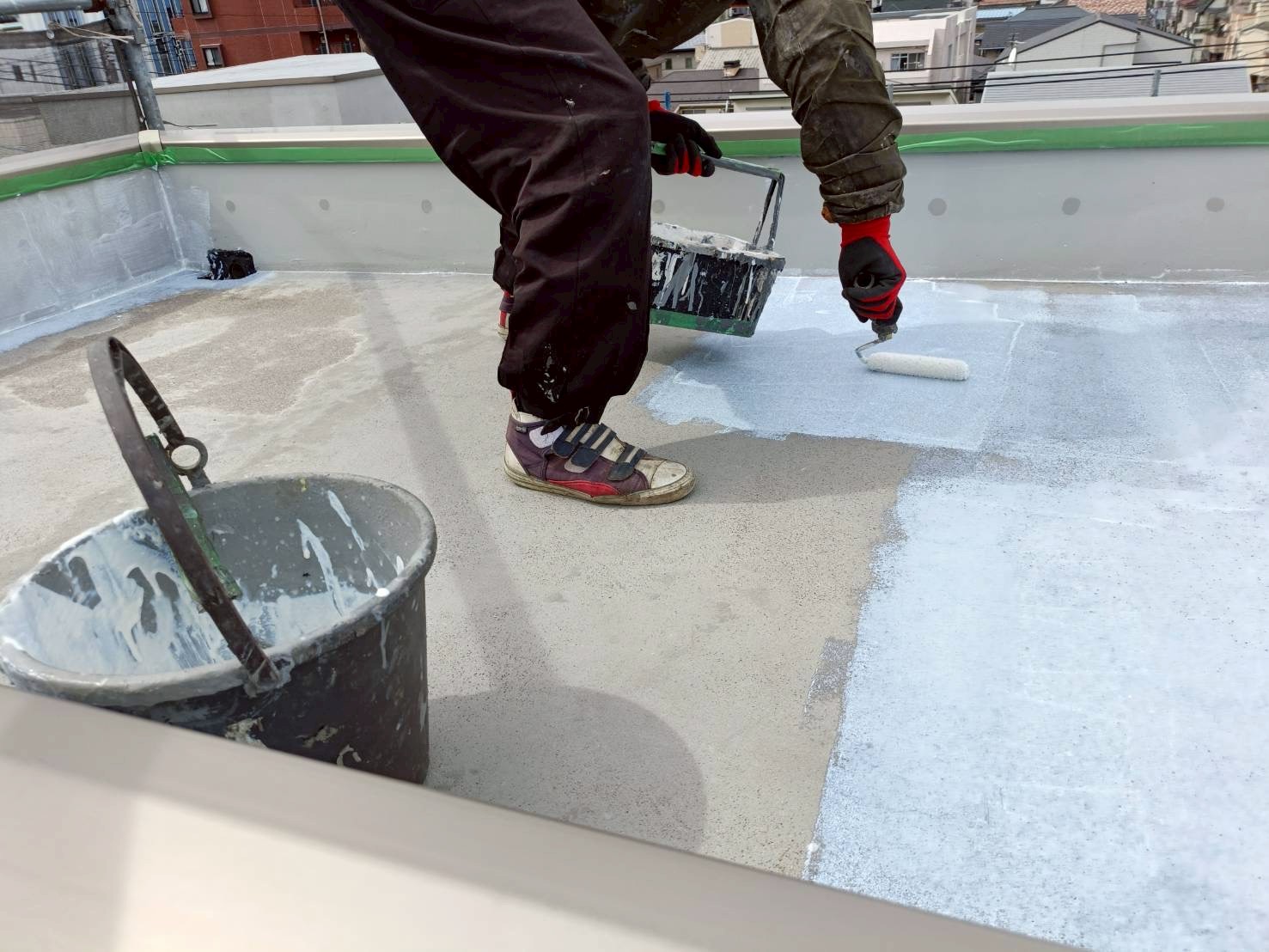 ウレタン防水を施工する床面にプライマーを塗布